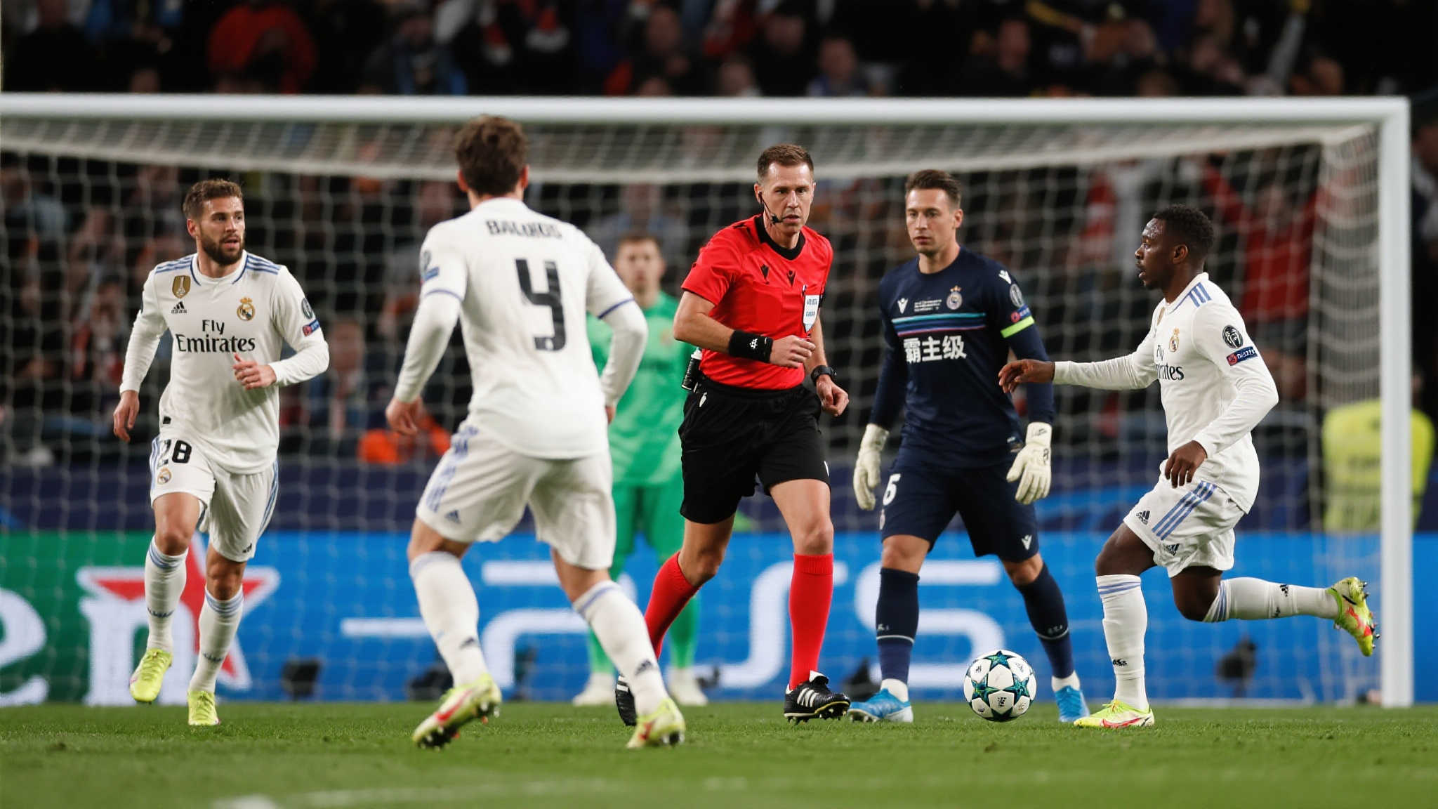 开场遭遇红牌劣势!欧冠劲旅怒轰三球逆转战局,末轮决战欧洲豪强!