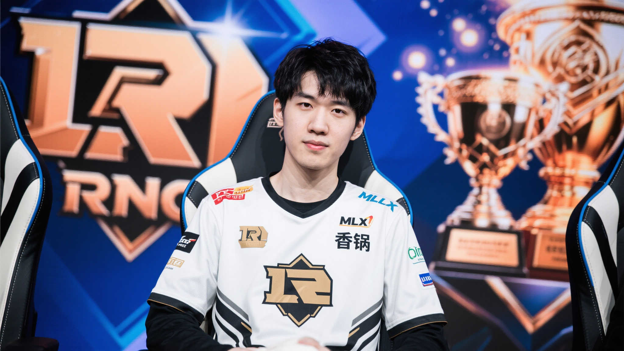 【直播热议】硬币哥复出的可能性：若重回巅峰RNG水平，身价或可达3亿元