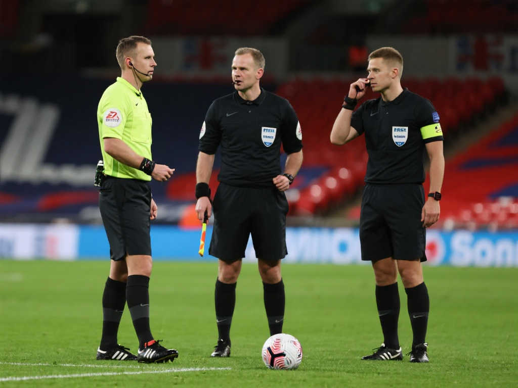 职业球员转型裁判:英格兰开启创新实验