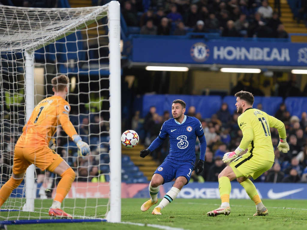 英媒讽刺切尔西锋线疲软:难度爆表,不妨考虑租借本泽马?