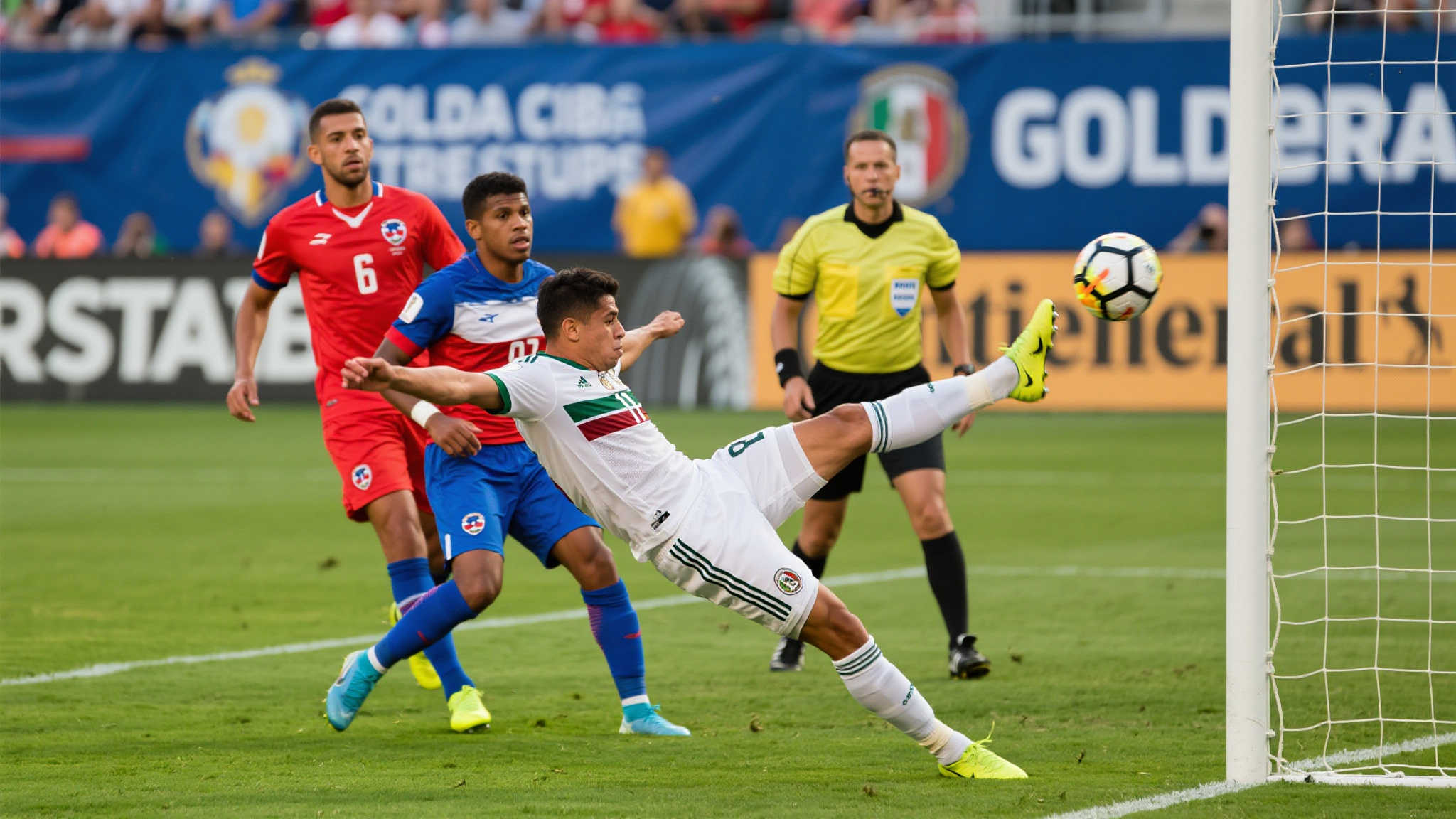 金杯赛墨西哥战平哥斯达黎加,吉梅内斯精彩倒钩因越位遗憾无效 在本届金杯赛的一场焦点之战中,墨西哥队与哥斯达黎加